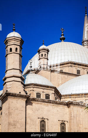 Les dômes de la grande mosquée de Mohammed Ali Pasha ou mosquée de La Citadelle du Caire. Banque D'Images