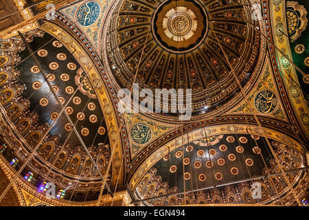 L'intérieur de la coupole de la grande mosquée de Mohammed Ali Pasha ou mosquée de La Citadelle du Caire. Banque D'Images