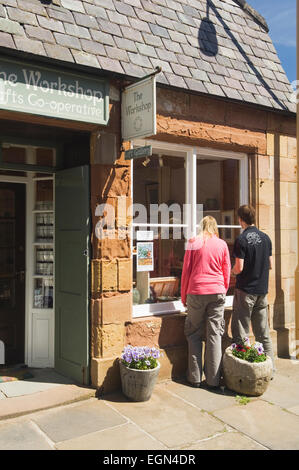 Les jeunes touristes de navigation dans la fenêtre de la galerie Loft & Atelier d'artisanat à St Margaret's Hope, South Ronaldsay, Orcades, en Écosse. Banque D'Images