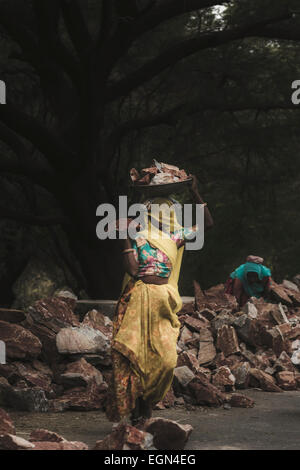 Mason Les femmes dans un village près d'Udaipur, Rajasthan Banque D'Images