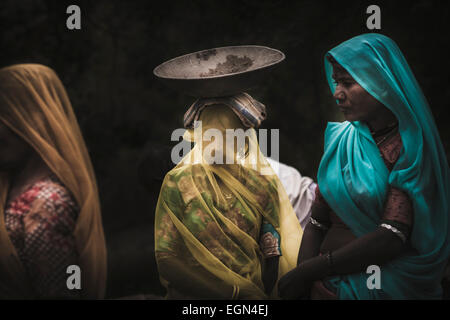 Mason Les femmes dans un village près d'Udaipur, Rajasthan Banque D'Images