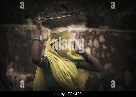 Mason Les femmes dans un village près d'Udaipur, Rajasthan Banque D'Images