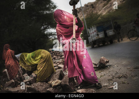 Mason Les femmes dans un village près d'Udaipur, Rajasthan Banque D'Images