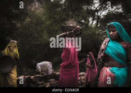 Mason Les femmes dans un village près d'Udaipur, Rajasthan Banque D'Images