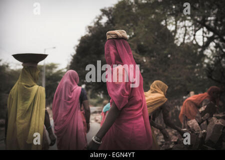 Mason Les femmes dans un village près d'Udaipur, Rajasthan Banque D'Images