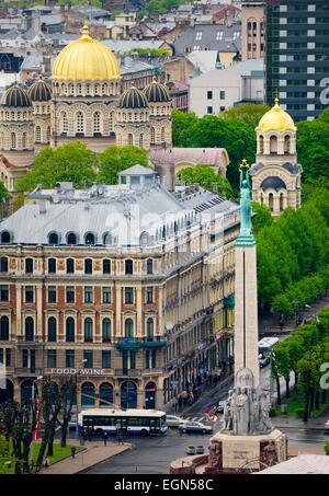 Riga Lettonie. Au cours de la N.E. du Monument de la liberté à l'or les dômes de la cathédrale de la Nativité du Christ Banque D'Images