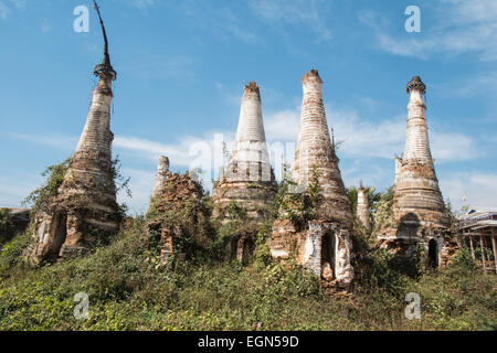 Ruines à Paya Shwe Inn Thein temple bouddhiste à Inthein village sur les rives de lac Inle (Birmanie Myanmar,,. Banque D'Images