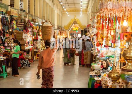 Les gens du shopping dans les étals de marché dans le temple du Bouddha Mahamuni, Mandalay, Myanmar ( Birmanie ), l'Asie Banque D'Images