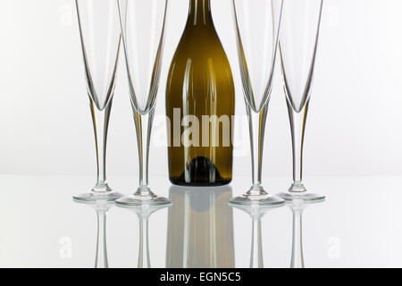 Quatre verres de champagne sur une plaque de verre Banque D'Images