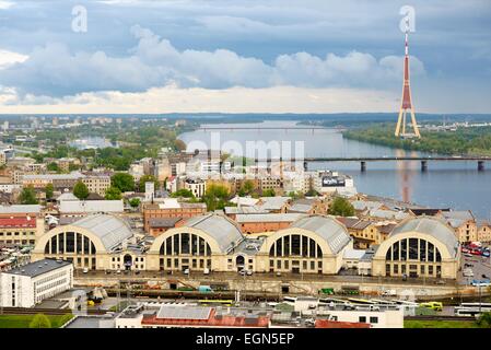 Riga, Lettonie. Au sud de la Daugava à la tour de télévision. 4 WW1 hangars Zeppelin maintenant le marché de la ville Centraltirgus Banque D'Images