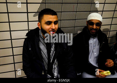 Londres, Royaume-Uni. Feb 27, 2015. Abou Barra et associé de la station de métro. Megawhat Crédit : Rachel/Alamy Live News Banque D'Images