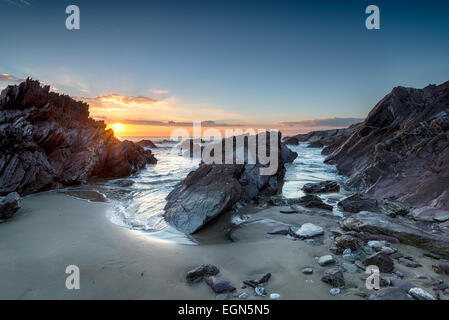 Magnifique coucher de soleil à la plage de Whitsand Bay Sharrow sur à Cornwall Banque D'Images