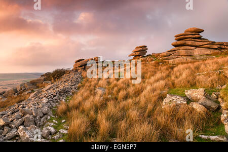Coucher du soleil à travers Stowes Hill au Cheesewring sur Bodmin Moor en Cornouailles Banque D'Images