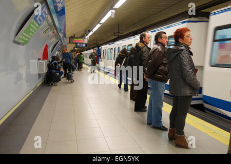 Les passagers qui attendent à la gare en métro, Plaza de Castilla, Madrid, Espagne Banque D'Images