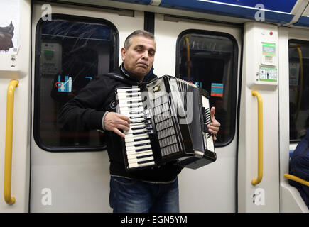 Musicien de rue avec accordéon pour vos réceptions du voyage en métro, Madrid, Espagne Banque D'Images