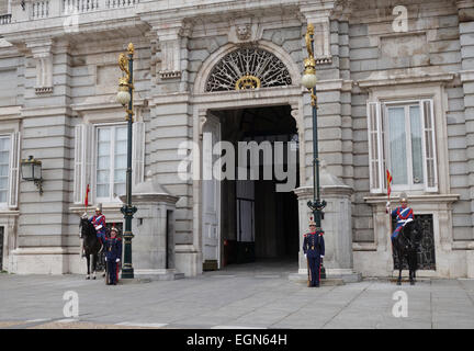 Cérémonie de la relève de la garde, des gardes au Palais Royal de Madrid, Espagne Banque D'Images