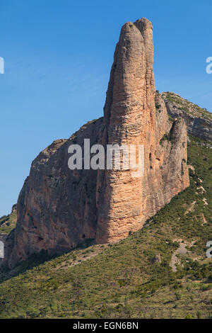 La formation rocheuse en feu Mallos de Riglos, Hoya de Huesca, Aragon, Espagne. Banque D'Images