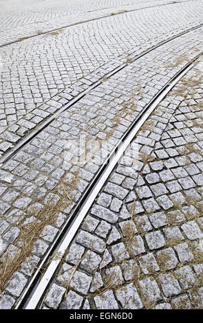 Voies de tram dans une rue de Lisbonne, détail d'un itinéraire pour les transports publics dans la ville Banque D'Images