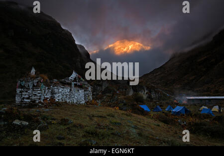 Bhoutan - Jhomolhari culminant à travers le brouillard au lever du soleil à partir de l'Jangothang camping (Camp de Base) sur le Jhomolhari Trek 2. Banque D'Images