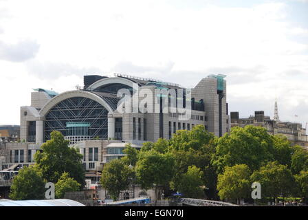 La gare de Charing Cross à travers la Tamise Banque D'Images