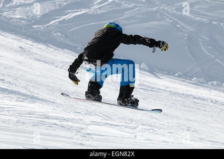 Garçon snowboarder sauts libres Banque D'Images