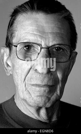 Los Angeles, Californie, USA. Feb 27, 2015. Fichier - Leonard Nimoy, l'acteur qui a remporté un titre mondial à la suite de Monsieur Spock, le premier officier de l'alien Starship Enterprise dans la série de télévision et de film 'Star Trek', est décédé vendredi matin à son domicile dans le Bel Air, à Los Angeles. Il était de 83. Son épouse, Susan Bay Nimoy, confirmé sa mort, disant la cause était une bronchopneumopathie chronique obstructive. Sur la photo : Oct 01, 2002 - Miami, Floride, USA - Leonard Nimoy portrait pris dans le sud de la Floride. Nimoy est un acteur, réalisateur, poète, musicien et photographe. (Crédit Image : © D Banque D'Images