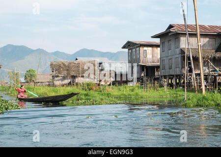 Des maisons sur pilotis au Lac Inle (Birmanie, Myanmar,. Banque D'Images