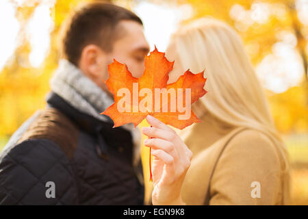 Close up of couple kissing in autumn park Banque D'Images