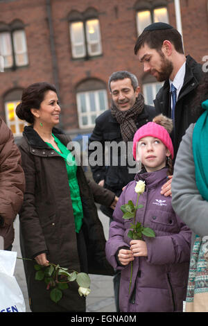 Copenhague, Danemark. 27 Février, 2015. Le rabbin synagogue à Copenhague, Jaïr Melchior (photo, à droite) ont participé à la manifestation contre les crimes de haine et l'intolérance religieuse. Ici il parle avec Dan Asmussen, Présidente de l'Association danoise des Juifs, et Mme Ozlem Zekem et socialiste,. Credit : OJPHOTOS/Alamy Live News Banque D'Images