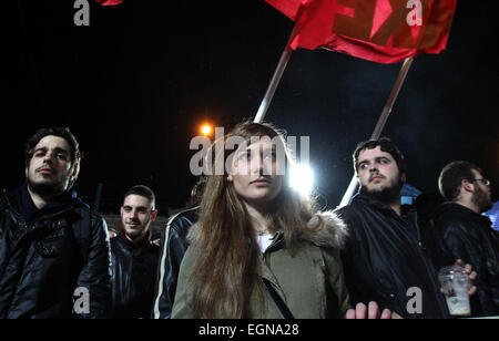 Athènes, Grèce. Feb 27, 2015. Les membres du parti communiste grec prendre part à un rassemblement pour protester contre le récent accord conclu entre la Grèce et l'Eurogroupe, à la place Syntagma, Athènes, Grèce, le 27 février 2015. C'est la première manifestation de protestation contre le gouvernement de coalition au pouvoir depuis Syriza a pris le pouvoir. Le Parti Communiste accuse le gouvernement d'étendre le succès de la dette le renflouement d'pays des engagements. © Marios Lolos/Xinhua/Alamy Live News Banque D'Images