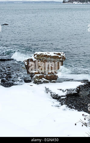 Pulpit Rock, une pile de mer couverte de neige devant la côte chemin dans Bar Harbor, Maine. Banque D'Images