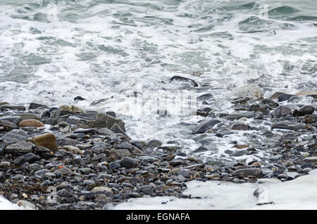 Les vagues roulent sur les rochers d'une plage à Bar Harbor, Maine. Banque D'Images