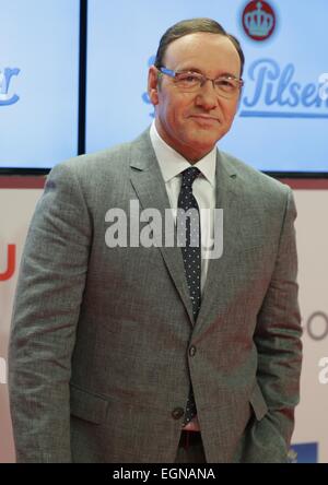 L'acteur américain Kevin Spacey arrive pour la 50e Caméra d'or (Prix 50e Goldene Kamera) à Hambourg, Allemagne, 27 février 2015. Photo : Axel Heimken/dpa Banque D'Images