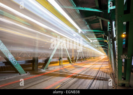 Nuit à Varsovie. La plupart Gdanski ou Gdanski Bridge s'étend de la rivière Wista. Banque D'Images