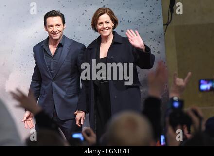 Actrice américaine Sigourney Weaver (r) et l'acteur australien Hugh Jackman assister à l'événement de ventilateur pour leur nouveau film 'Chappie' à Berlin, Allemagne, 27 février 2015. Le film commence dans les salles allemandes le 5 mars 2015. Photo : Britta Pedersen/dpa Banque D'Images