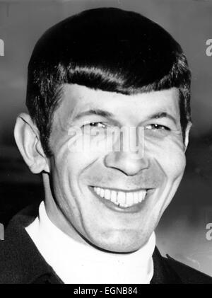 Fichier. Feb 27, 2015. LEONARD NIMOY, l'acteur qui a remporté un titre mondial à la suite de Monsieur Spock, le premier officier de l'alien Starship Enterprise dans la série de télévision et de film 'Star Trek, ' est décédé vendredi matin à son domicile dans le Bel Air, à Los Angeles. Il était de 83. Son épouse, Susan Bay Nimoy, confirmé sa mort, disant la cause était une bronchopneumopathie chronique obstructive. Photo - date inconnue - ch. 1960 - Leonard Nimoy. © Globe Photos/ZUMAPRESS.com/Alamy Live News Banque D'Images