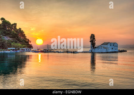 Le lever du soleil dans l'île de Panagia Vlachernes à Corfou, Grèce Banque D'Images