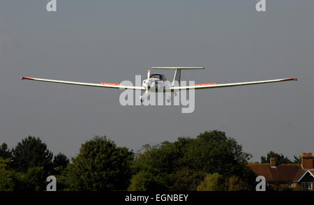 AJAXNETPHOTO - 24e Août, 2011. LEE-SUR-LE-Solent, en Angleterre. - Freins sur - UN GNPC POWERED GLIDER EN APPROCHE FINALE. PHOTO;JONATHAN EASTLAND/AJAX REF:D2X 110209 1384 Banque D'Images