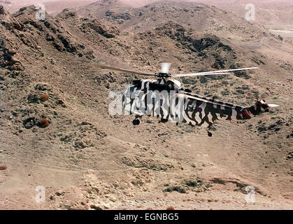 AJAX NEWS & FEATURE SERVICE (OMA-2), 5 OCT 2001. L'OMAN. Un escadron AÉRIEN DE LA ROYAL NAVY SEA KING survole le rude TERRAIN CÔTIÈRE MONTAGNEUSE SUR OMAN SUR LA ROUTE AUX NAVIRES SE SONT RÉUNIS DANS LE GOLFE D'OMAN POUR L'EXERCICE SAIF SAREEA EN RAISON D ÊTRE promulgué avant la fin de ce mois. PHOTO:JONATHAN EASTLAND/AJAX REF:CD/SS/SH6-4. Banque D'Images