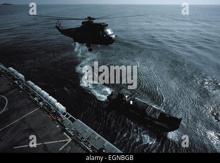 AJAXNETPHOTO. (OMA-84). 6 OCT 2001. L'OMAN. - Soulever - RNAS Hélicoptère Sea King se décolle de la PLATE-FORME DU HMS FEARLESS COMME L'UNE DES PROVISIONS DE TRAINS ROUTIERS VIENT DANS D'AMARRER AUX CÔTÉS DE SAIF SAREEA PENDANT L'EXERCICE EN OMAN. PHOTO:JONATHAN EASTLAND/AJAX. REF:CDSS03/14. Banque D'Images