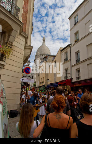 Vue sur la rue animée de Montmartre à la basilique du Sacré Coeur, Paris, France en août Banque D'Images