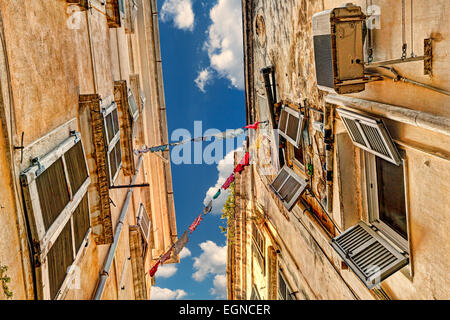 Jusqu'à dans le célèbre (kantounia) dans les ruelles de la vieille ville de Corfou, Grèce Banque D'Images