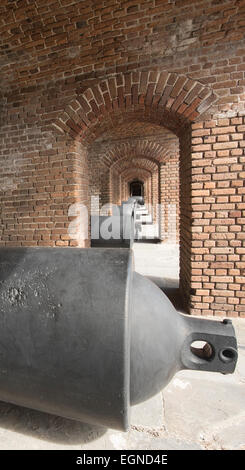 Parrot fusils alignés sous les arcades de fort Zachary Taylor State Park, Key West en Floride Banque D'Images