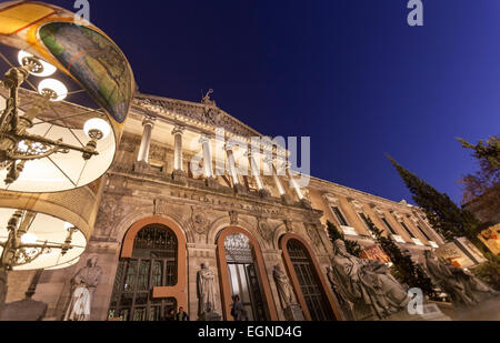 Escaliers et l'entrée principale avec des monuments de la Biblioteca Nacional de España (Bibliothèque nationale d'Espagne) la nuit. Banque D'Images