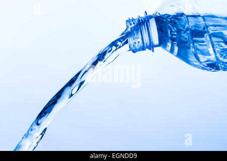 Verser de l'eau fraîche d'une bouteille en plastique transparent, Close up Banque D'Images