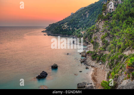 Le coucher du soleil à plage de Myrtiotissa de Corfou, Grèce Banque D'Images