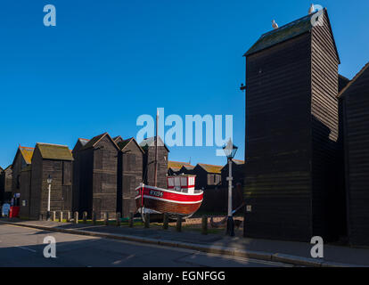 Le net jette sur le stade à Hastings avec un bateau de pêche dans le musée Banque D'Images