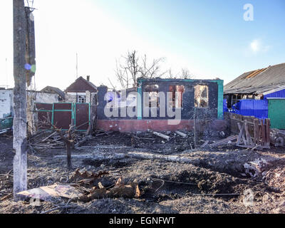 27 février 2015 - maison en ruine dans le village Nikishino, région de Donetsk, Ukraine. Nikishino - Village situé à 20 km de Debaltseve militaire ukrainien, a été abandonnée il y a trois jours. Les forces séparatistes ont attaqué pendant plusieurs jours. La dernière bataille a duré plus de sept heures. Dans le village, il y a pas toute une maison. Même les arbres sont couverts d'éclats. (Crédit Image : © Zuma sur le fil) Banque D'Images