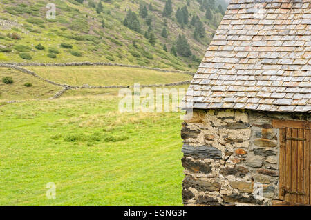 Cottages en pierre dans la région de Granges du Moudang (1520m). Fabian (Aragnouet). Hautes Pyrenees. Francia. Banque D'Images