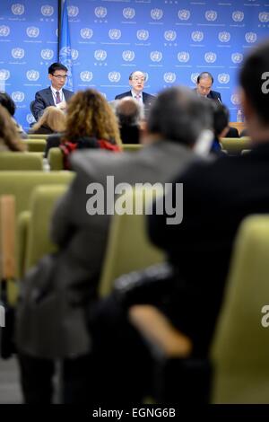 Siège des Nations Unies à New York, USA. Feb 27, 2015. Le Représentant permanent de la Chine auprès de l'Organisation des Nations Unies Liu Jieyi (C), qui est également le président du Conseil de sécurité des Nations Unies pour le mois de février, prend la parole lors d'une fin-de-présidence point de presse au siège des Nations Unies à New York, le 27 février 2015. Liu Jieyi enveloppé 'un mois chargé' vendredi, à la recherche Retour à l'efficacité procédurale introduit et à l'avant en lançant des événements marquant le 70e anniversaire de l'organisation mondiale. Credit : Niu Xiaolei/Xinhua/Alamy Live News Banque D'Images